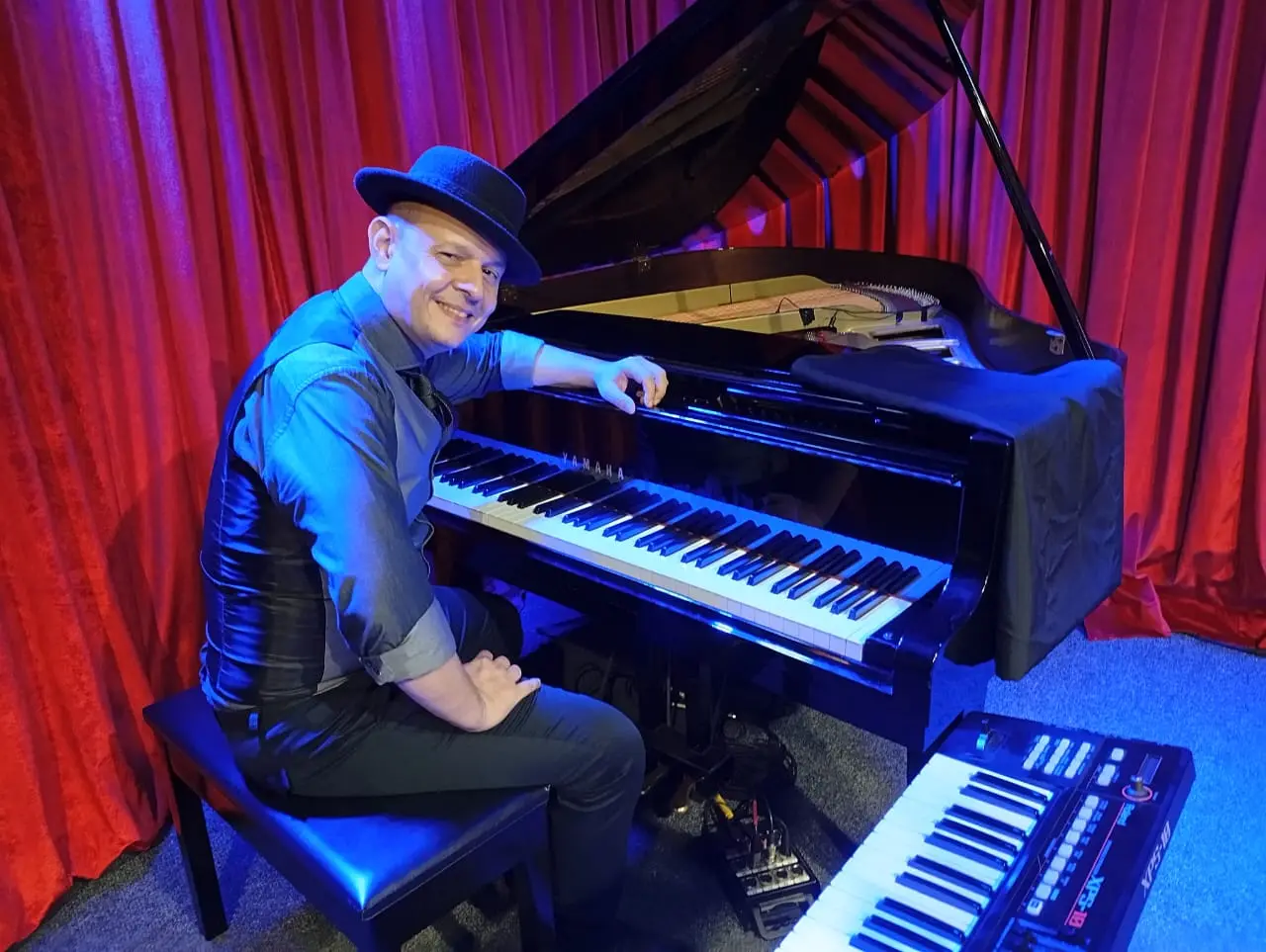 Homem sentado em frente ao piano, aluno do curso online de afinação Pianos Tuner