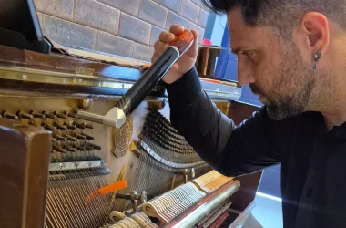 Imagem do técnico profissional professor Eric Bengozi afinando piano Curso Online Pianos Tuner